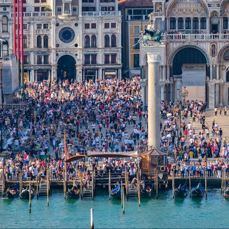 I diritti dei turisti, la recinzione della città, le milizie del sindaco