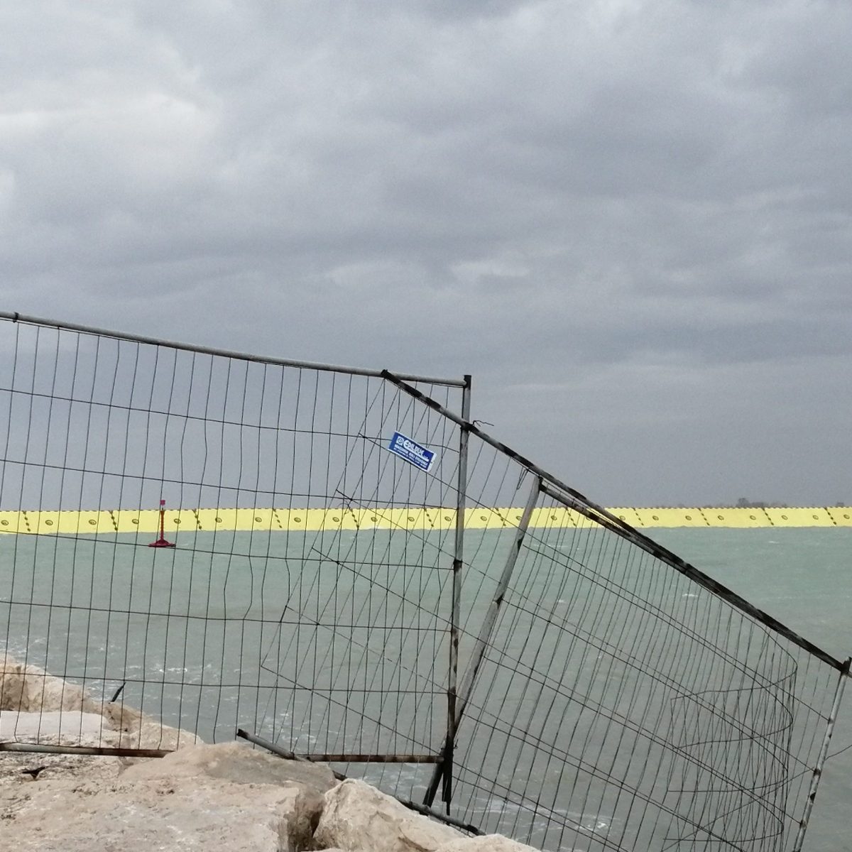 La Biennale e l’irresistibile fascino della sottile linea gialla